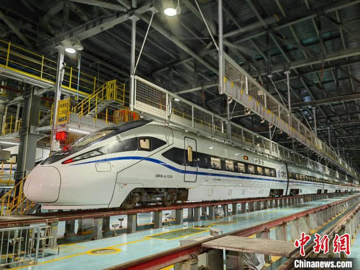 梅龙高铁开通前夕 他们彻夜检修为动车组保驾护航